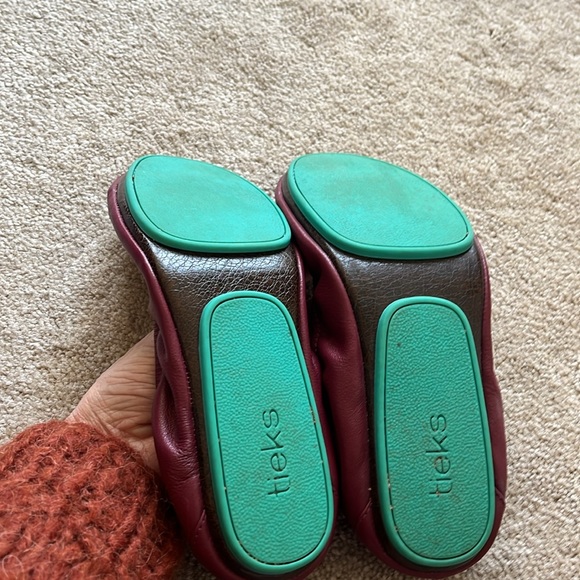 Burgundy Tieks size 9 very good condition - Picture 4 of 4